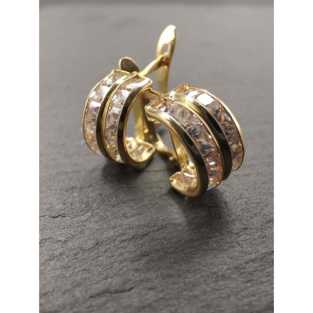 ARGOLLAS ORO AMARILLO DOBLE CARRIL CON CIRCONITAS . ARGOLLAS ORO AMARILLO DOBLE CARRIL CON CIRCONITAS .