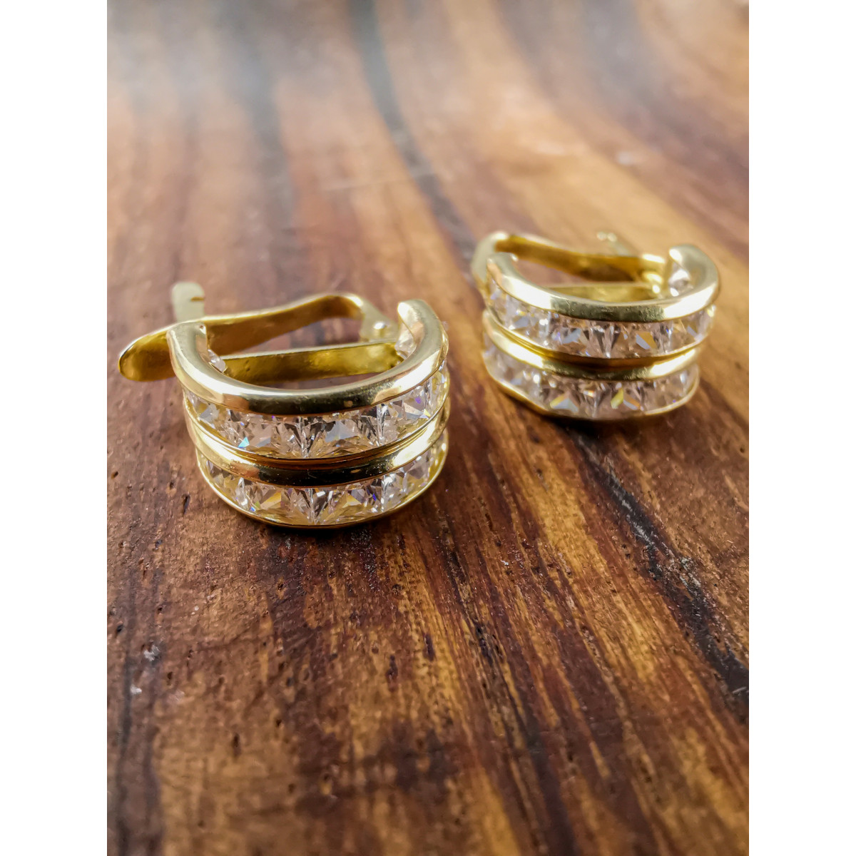 ARGOLLAS ORO AMARILLO DOBLE CARRIL CON CIRCONITAS . ARGOLLAS ORO AMARILLO DOBLE CARRIL CON CIRCONITAS .